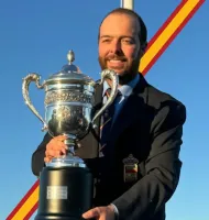 Gonzalo Gómez Arrimadas sosteniendo la copa de campeón mundial de tiro al plato