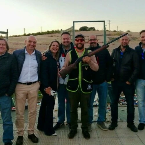 Grupo de alumnos tras finalizar una clase de formación deportiva en precisión, en un entorno oficial y bajo supervisión profesional