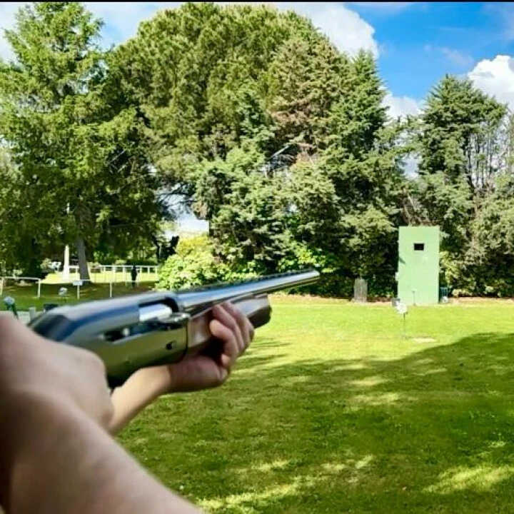 Ejercicio de precisión en campo de formación oficial al aire libre, con enfoque técnico y controlado en entorno natural