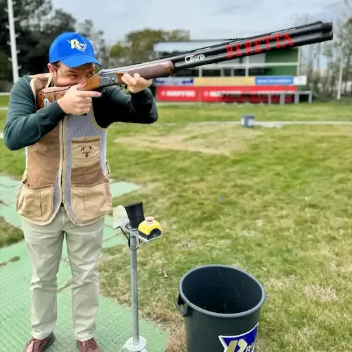 Instructor realizando demostración de tiro al plato en campo oficial, dentro de una clase de formación en precisión y disciplina en Madrid