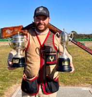 Gonzalo Gómez Arrimadas celebrando con dos copas, una en cada mano, tras sus victorias en tiro al plato